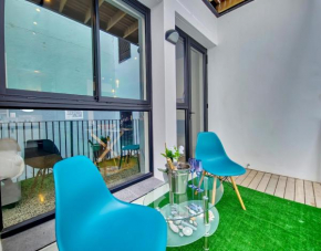 Gorgeous, secure, brand new, stylish- central-Pool